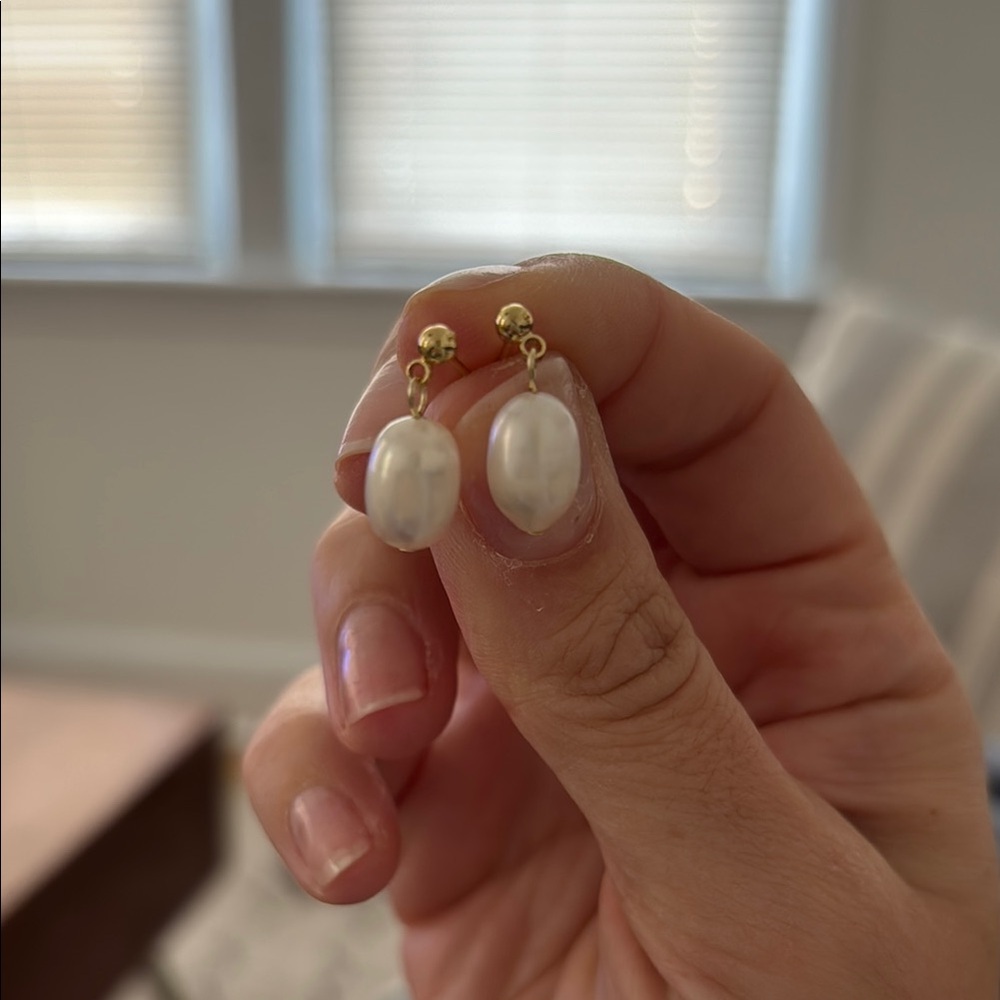 Elegant Gold and White Pearl Earrings